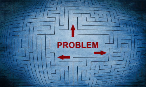 Laberinto con señal de problema y direcciones en rojo.